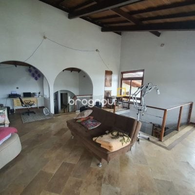 Casa com 349m², 6 quartos (sendo 2 suítes), 3 garagens, no bairro Carvoeira em Florianópolis