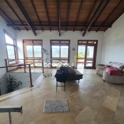 Casa com 349m², 6 quartos (sendo 2 suítes), 3 garagens, no bairro Carvoeira em Florianópolis
