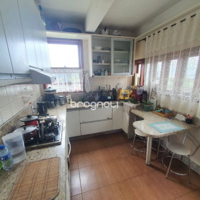 Casa com 349m², 6 quartos (sendo 2 suítes), 3 garagens, no bairro Carvoeira em Florianópolis