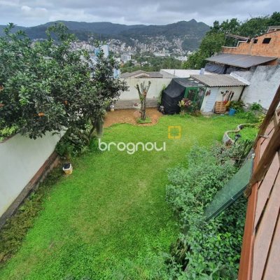 Casa com 349m², 6 quartos (sendo 2 suítes), 3 garagens, no bairro Carvoeira em Florianópolis