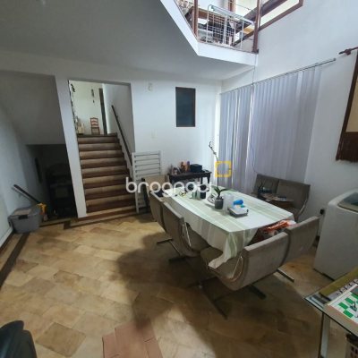 Casa com 349m², 6 quartos (sendo 2 suítes), 3 garagens, no bairro Carvoeira em Florianópolis