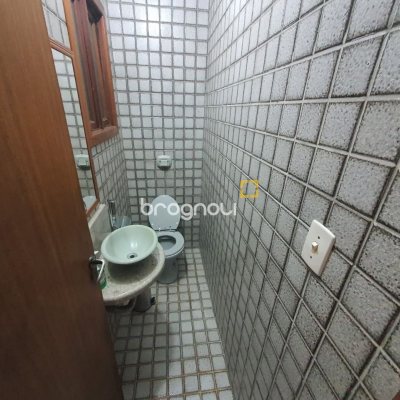 Casa com 349m², 6 quartos (sendo 2 suítes), 3 garagens, no bairro Carvoeira em Florianópolis
