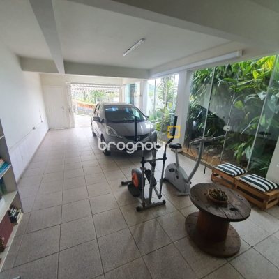 Casa com 349m², 6 quartos (sendo 2 suítes), 3 garagens, no bairro Carvoeira em Florianópolis