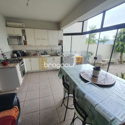 Casa com 349m², 6 quartos (sendo 2 suítes), 3 garagens, no bairro Carvoeira em Florianópolis