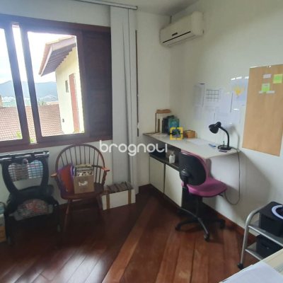 Casa com 349m², 6 quartos (sendo 2 suítes), 3 garagens, no bairro Carvoeira em Florianópolis