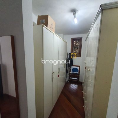 Casa com 349m², 6 quartos (sendo 2 suítes), 3 garagens, no bairro Carvoeira em Florianópolis