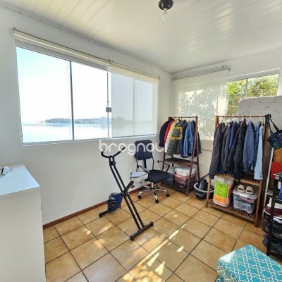 Casa com 150m², 3 quartos (sendo 1 suíte), 2 garagens, no bairro Ribeirão da Ilha em Florianópolis