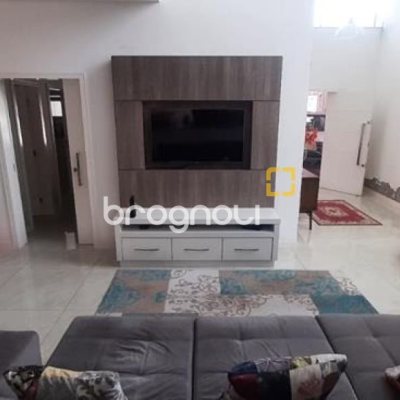Casa com 300m², 4 quartos (sendo 1 suíte), 3 garagens, no bairro Praia Comprida em São José