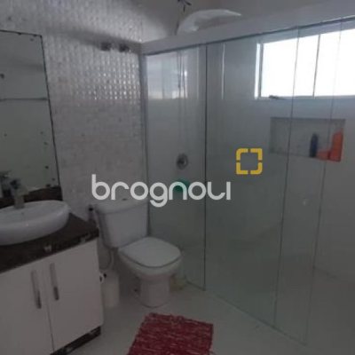 Casa com 300m², 4 quartos (sendo 1 suíte), 3 garagens, no bairro Praia Comprida em São José