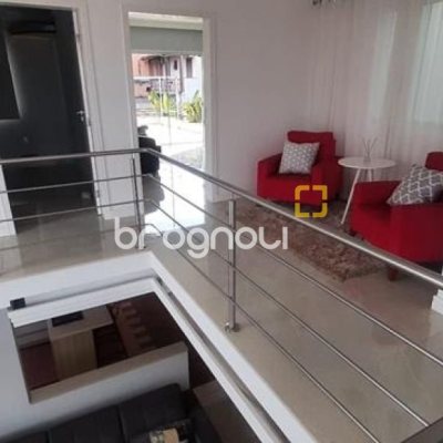Casa com 300m², 4 quartos (sendo 1 suíte), 3 garagens, no bairro Praia Comprida em São José