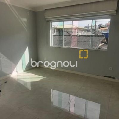 Casa com 300m², 4 quartos (sendo 1 suíte), 3 garagens, no bairro Praia Comprida em São José