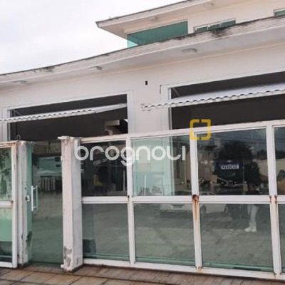 Casa com 300m², 4 quartos (sendo 1 suíte), 3 garagens, no bairro Praia Comprida em São José