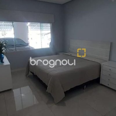 Casa com 300m², 4 quartos (sendo 1 suíte), 3 garagens, no bairro Praia Comprida em São José