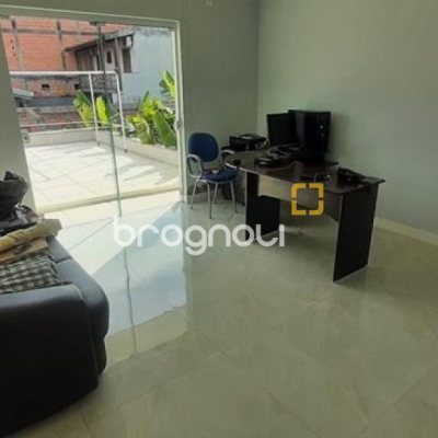 Casa com 300m², 4 quartos (sendo 1 suíte), 3 garagens, no bairro Praia Comprida em São José