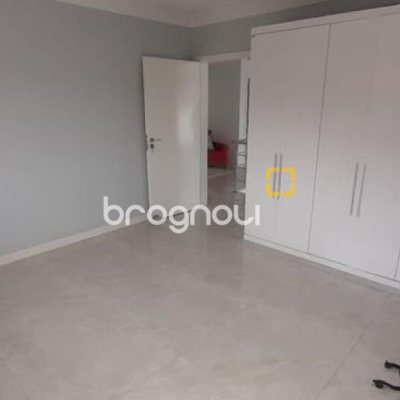 Casa com 300m², 4 quartos (sendo 1 suíte), 3 garagens, no bairro Praia Comprida em São José