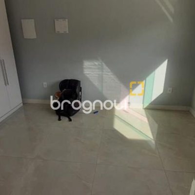Casa com 300m², 4 quartos (sendo 1 suíte), 3 garagens, no bairro Praia Comprida em São José