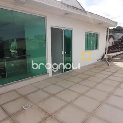 Casa com 300m², 4 quartos (sendo 1 suíte), 3 garagens, no bairro Praia Comprida em São José