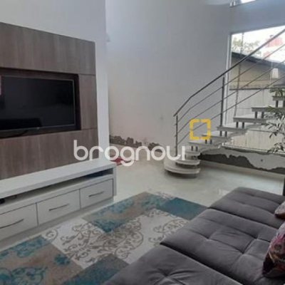 Casa com 300m², 4 quartos (sendo 1 suíte), 3 garagens, no bairro Praia Comprida em São José