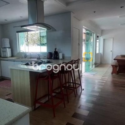 Casa com 300m², 4 quartos (sendo 1 suíte), 3 garagens, no bairro Praia Comprida em São José
