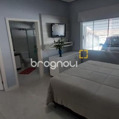 Casa com 300m², 4 quartos (sendo 1 suíte), 3 garagens, no bairro Praia Comprida em São José