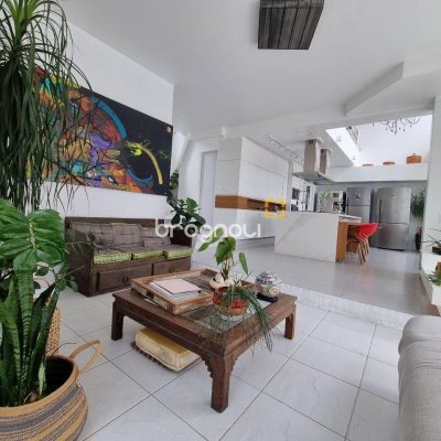 Casa com 450m², 5 garagens, no bairro Centro em Florianópolis