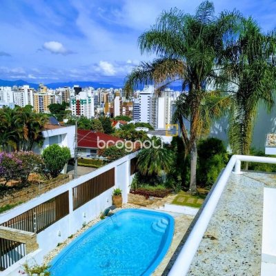 Casa com 450m², 5 garagens, no bairro Centro em Florianópolis