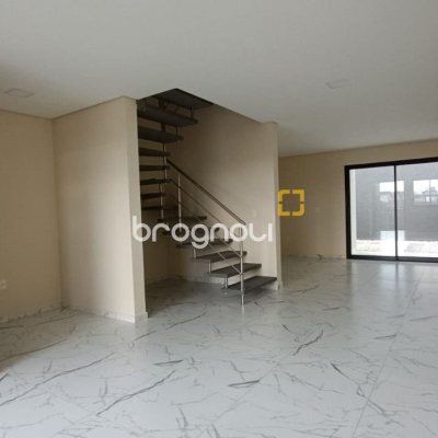 Casa com 117m², 2 quartos (sendo 1 suíte), 2 garagens, no bairro Campeche em Florianópolis