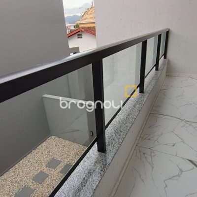 Casa com 117m², 2 quartos (sendo 1 suíte), 2 garagens, no bairro Campeche em Florianópolis
