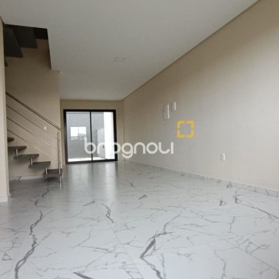 Casa com 117m², 2 quartos (sendo 1 suíte), 2 garagens, no bairro Campeche em Florianópolis