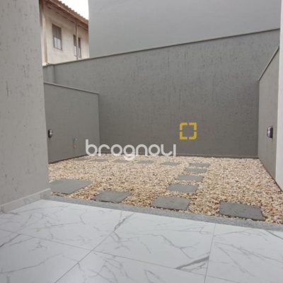 Casa com 117m², 2 quartos (sendo 1 suíte), 2 garagens, no bairro Campeche em Florianópolis