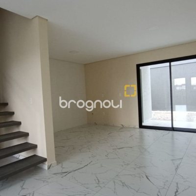 Casa com 117m², 2 quartos (sendo 1 suíte), 2 garagens, no bairro Campeche em Florianópolis