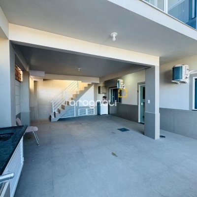 Pousada / Hotel com 261m², 7 quartos (sendo 1 suíte), 3 garagens, no bairro Tapera da Base em Florianópolis