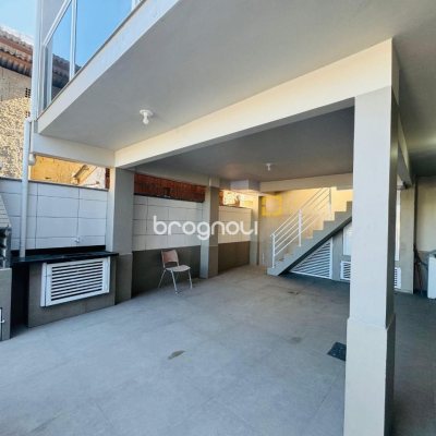 Pousada / Hotel com 261m², 7 quartos (sendo 1 suíte), 3 garagens, no bairro Tapera da Base em Florianópolis