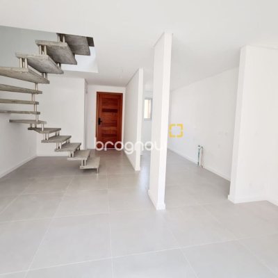 Casa de Condomínio com 78m², 2 quartos (sendo 2 suítes), 2 garagens, no bairro Morro das Pedras em Florianópolis