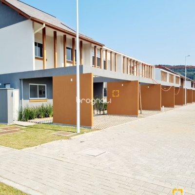 Casa de Condomínio com 78m², 2 quartos (sendo 2 suítes), 2 garagens, no bairro Morro das Pedras em Florianópolis