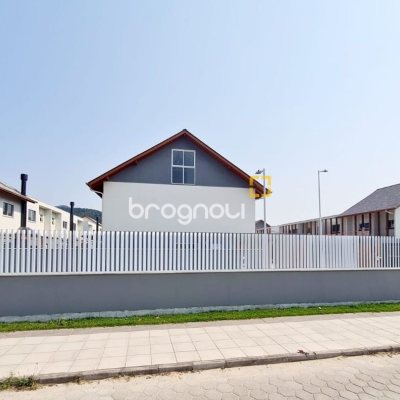 Casa de Condomínio com 78m², 2 quartos (sendo 2 suítes), 2 garagens, no bairro Morro das Pedras em Florianópolis
