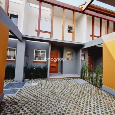 Casa de Condomínio com 78m², 2 quartos (sendo 2 suítes), 2 garagens, no bairro Morro das Pedras em Florianópolis