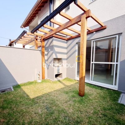 Casa de Condomínio com 78m², 2 quartos (sendo 2 suítes), 2 garagens, no bairro Morro das Pedras em Florianópolis