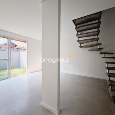 Casa de Condomínio com 78m², 2 quartos (sendo 2 suítes), 2 garagens, no bairro Morro das Pedras em Florianópolis