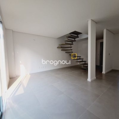 Casa de Condomínio com 78m², 2 quartos (sendo 2 suítes), 2 garagens, no bairro Morro das Pedras em Florianópolis