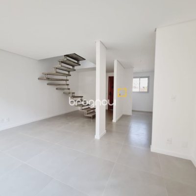 Casa de Condomínio com 78m², 2 quartos (sendo 2 suítes), 2 garagens, no bairro Morro das Pedras em Florianópolis