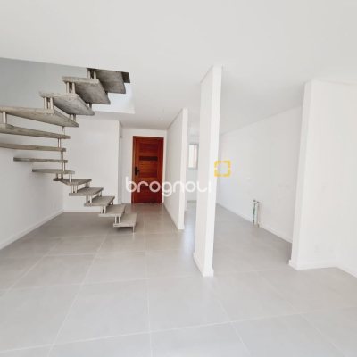 Casa de Condomínio com 78m², 2 quartos (sendo 2 suítes), 2 garagens, no bairro Morro das Pedras em Florianópolis