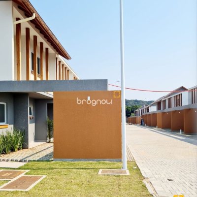 Casa de Condomínio com 78m², 2 quartos (sendo 2 suítes), 2 garagens, no bairro Morro das Pedras em Florianópolis