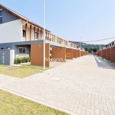 Casa de Condomínio com 78m², 2 quartos (sendo 2 suítes), 2 garagens, no bairro Morro das Pedras em Florianópolis