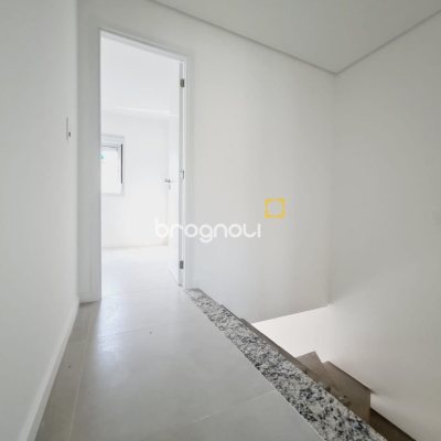 Casa de Condomínio com 78m², 2 quartos (sendo 2 suítes), 2 garagens, no bairro Morro das Pedras em Florianópolis