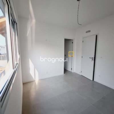 Casa de Condomínio com 78m², 2 quartos (sendo 2 suítes), 2 garagens, no bairro Morro das Pedras em Florianópolis