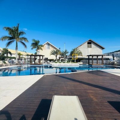 Casa de Condomínio com 78m², 2 quartos (sendo 2 suítes), 2 garagens, no bairro Morro das Pedras em Florianópolis
