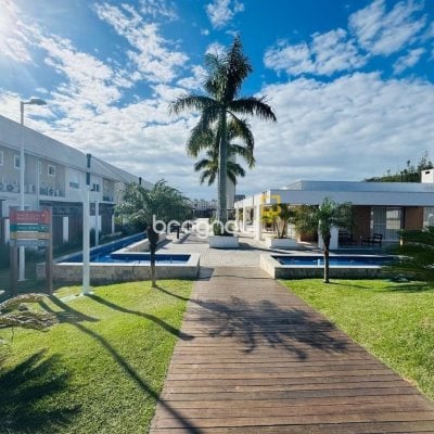 Casa de Condomínio com 78m², 2 quartos (sendo 2 suítes), 2 garagens, no bairro Morro das Pedras em Florianópolis