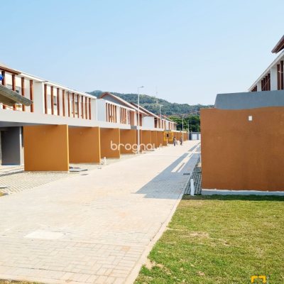 Casa de Condomínio com 78m², 2 quartos (sendo 2 suítes), 2 garagens, no bairro Morro das Pedras em Florianópolis