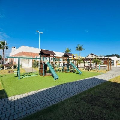 Casa de Condomínio com 78m², 2 quartos (sendo 2 suítes), 2 garagens, no bairro Morro das Pedras em Florianópolis